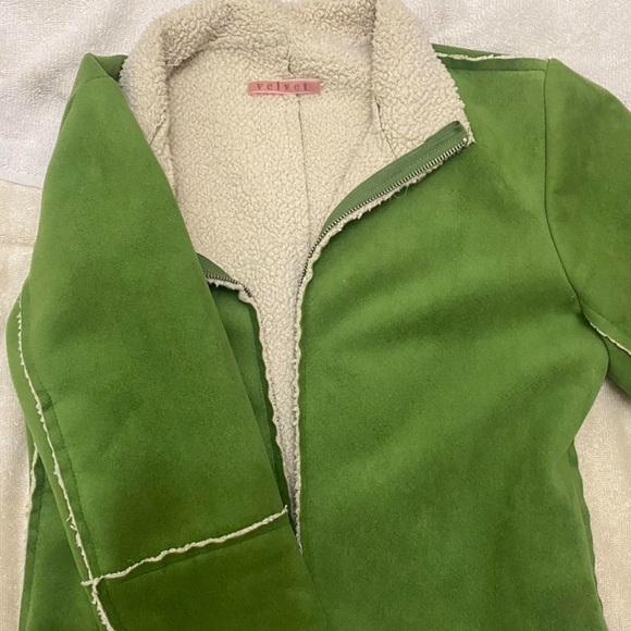 So cute Velvet faux shearling green pea coat. Size M in excellent condition - Picture 7 of 8